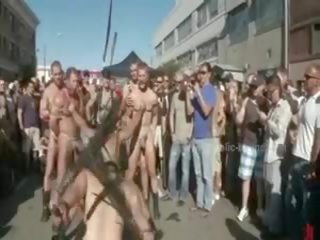 Jemagat öňünde plaza with stripped men prepared for ýabany coarse violent geý group sikiş movie mov